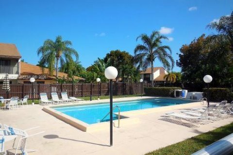 Townhouse in Miami, Florida 2 bedrooms, 166.48 sq.m. № 2328743 - photo 13