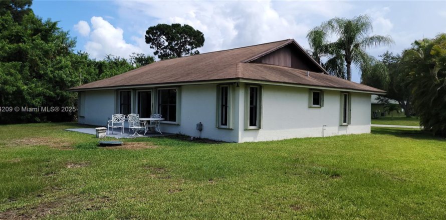 Casa en Port St. Lucie, Florida 3 dormitorios, 163.32 m2 № 1946068
