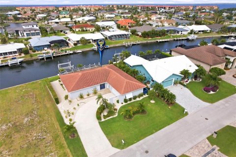 House in Punta Gorda, Florida 3 bedrooms, 165.64 sq.m. № 2202542 - photo 2