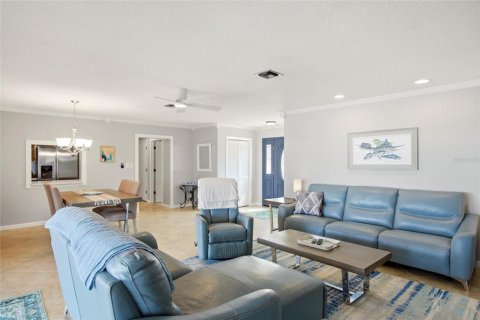 House in Punta Gorda, Florida 3 bedrooms, 165.64 sq.m. № 2202542 - photo 6
