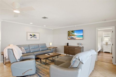House in Punta Gorda, Florida 3 bedrooms, 165.64 sq.m. № 2202542 - photo 5