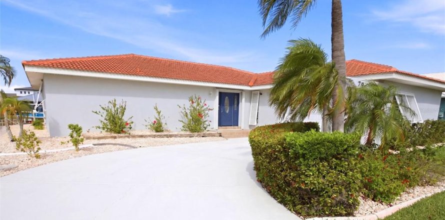 House in Punta Gorda, Florida 3 bedrooms, 165.64 sq.m. № 2202542