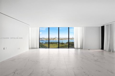 Condominio en venta en Miami, Florida, 6 dormitorios, 780.38 m2 № 2077877 - foto 16
