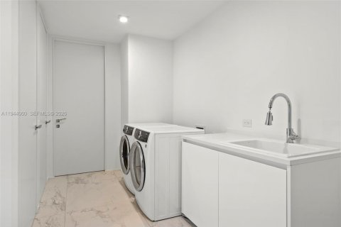 Condominio en venta en Miami, Florida, 6 dormitorios, 780.38 m2 № 2077877 - foto 23