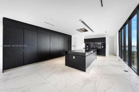 Condominio en venta en Miami, Florida, 6 dormitorios, 780.38 m2 № 2077877 - foto 30