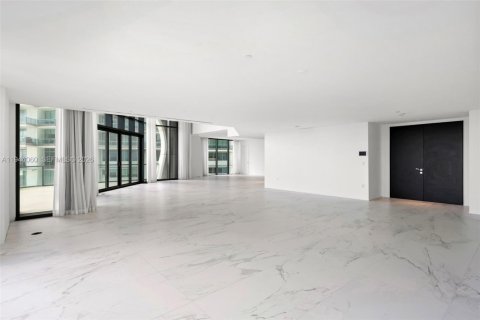 Condominio en venta en Miami, Florida, 6 dormitorios, 780.38 m2 № 2077877 - foto 19