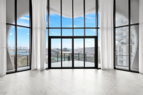Condominio en venta en Miami, Florida, 6 dormitorios, 780.38 m2 № 2077877 - foto 8
