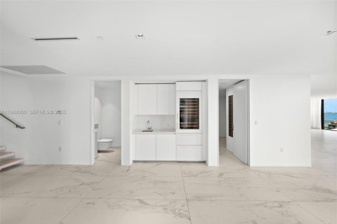Condominio en venta en Miami, Florida, 6 dormitorios, 780.38 m2 № 2077877 - foto 22
