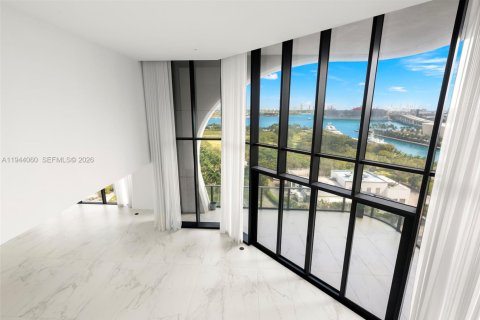 Condominio en venta en Miami, Florida, 6 dormitorios, 780.38 m2 № 2077877 - foto 14