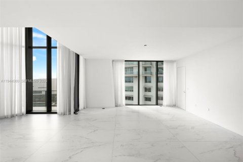 Condominio en venta en Miami, Florida, 6 dormitorios, 780.38 m2 № 2077877 - foto 21