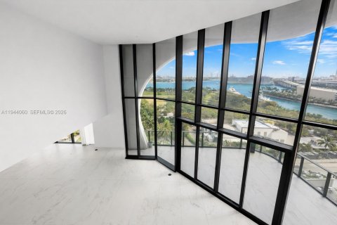 Condominio en venta en Miami, Florida, 6 dormitorios, 780.38 m2 № 2077877 - foto 11