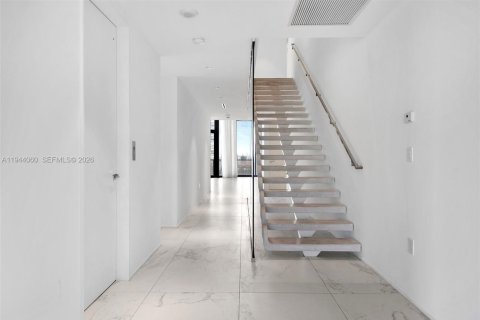 Condominio en venta en Miami, Florida, 6 dormitorios, 780.38 m2 № 2077877 - foto 24