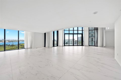 Condominio en venta en Miami, Florida, 6 dormitorios, 780.38 m2 № 2077877 - foto 17
