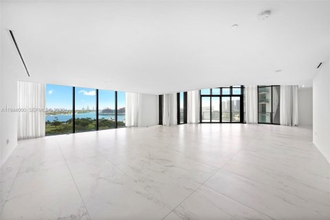 Condominio en venta en Miami, Florida, 6 dormitorios, 780.38 m2 № 2077877 - foto 15