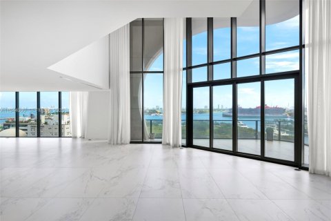 Condominio en venta en Miami, Florida, 6 dormitorios, 780.38 m2 № 2077877 - foto 12