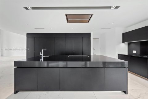Condominio en venta en Miami, Florida, 6 dormitorios, 780.38 m2 № 2077877 - foto 29