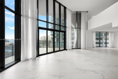Condominio en venta en Miami, Florida, 6 dormitorios, 780.38 m2 № 2077877 - foto 13