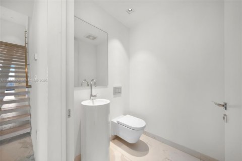 Condominio en venta en Miami, Florida, 6 dormitorios, 780.38 m2 № 2077877 - foto 25