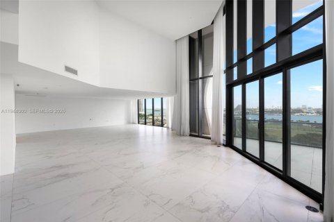 Condominio en venta en Miami, Florida, 6 dormitorios, 780.38 m2 № 2077877 - foto 10