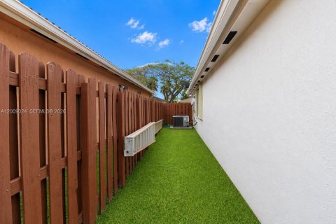 House in Palmetto Bay, Florida 3 bedrooms, 139.82 sq.m. № 2072388 - photo 20
