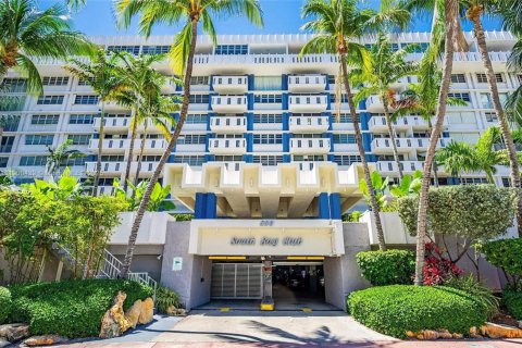 Condo in Miami Beach, Florida, 1 bedroom  № 1952866 - photo 1