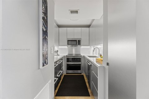 Condo in Miami Beach, Florida, 1 bedroom  № 1952866 - photo 22