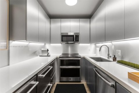 Condo in Miami Beach, Florida, 1 bedroom  № 1952866 - photo 25