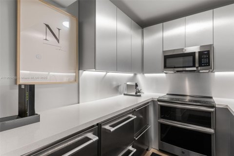 Condo in Miami Beach, Florida, 1 bedroom  № 1952866 - photo 23