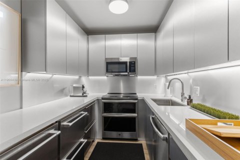 Condo in Miami Beach, Florida, 1 bedroom  № 1952866 - photo 27