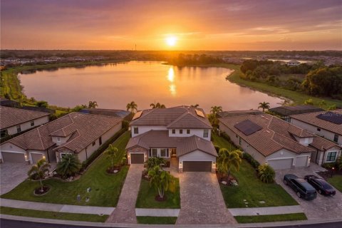 House in Bradenton, Florida 6 bedrooms, 360.65 sq.m. № 2220441 - photo 2