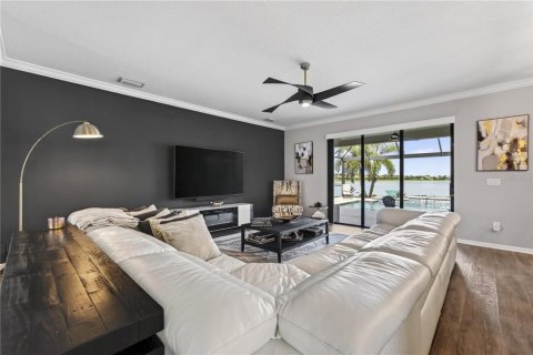 House in Bradenton, Florida 6 bedrooms, 360.65 sq.m. № 2220441 - photo 15