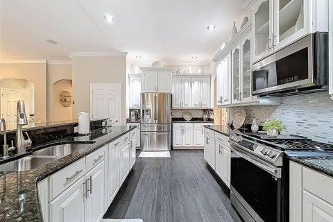 House in Tampa, Florida 5 bedrooms, 292.64 sq.m. № 1898852 - photo 26