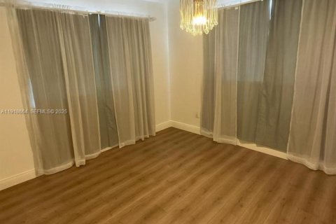 Купить виллу или дом в Хайалиа, Флорида 2 спальни, 107.86м2, № 1991852 - фото 1