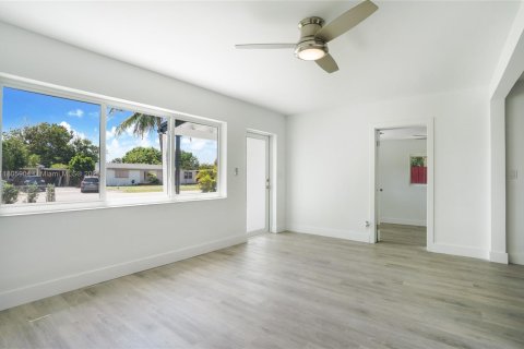 House in Fort Lauderdale, Florida 5 bedrooms, 137.31 sq.m. № 1864728 - photo 4