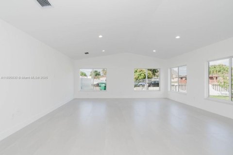 House in Miami, Florida 4 bedrooms, 202.71 sq.m. № 1947975 - photo 14