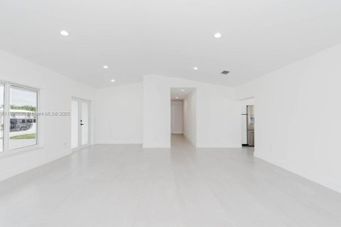 House in Miami, Florida 4 bedrooms, 202.71 sq.m. № 1947975 - photo 13