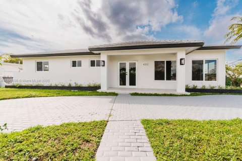 House in Miami, Florida 4 bedrooms, 202.71 sq.m. № 1947975 - photo 2