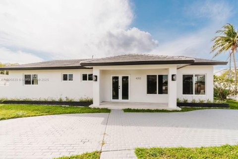 House in Miami, Florida 4 bedrooms, 202.71 sq.m. № 1947975 - photo 6