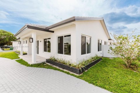 House in Miami, Florida 4 bedrooms, 202.71 sq.m. № 1947975 - photo 1