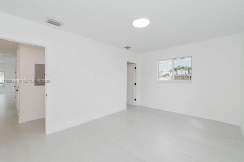 House in Miami, Florida 4 bedrooms, 202.71 sq.m. № 1947975 - photo 29
