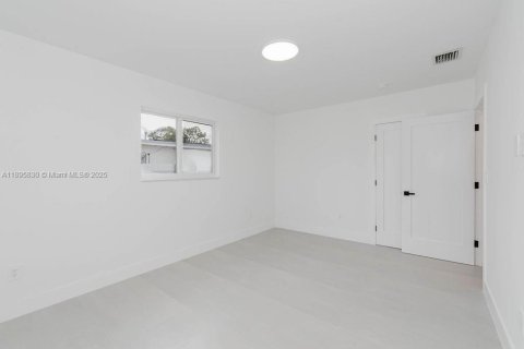 House in Miami, Florida 4 bedrooms, 202.71 sq.m. № 1947975 - photo 21