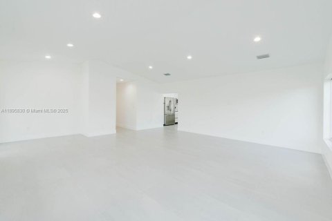 House in Miami, Florida 4 bedrooms, 202.71 sq.m. № 1947975 - photo 10