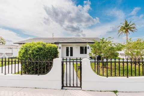 House in Miami, Florida 4 bedrooms, 202.71 sq.m. № 1947975 - photo 4