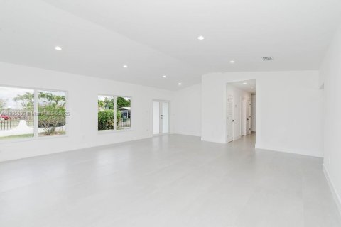House in Miami, Florida 4 bedrooms, 202.71 sq.m. № 1947975 - photo 11