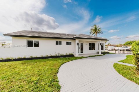 House in Miami, Florida 4 bedrooms, 202.71 sq.m. № 1947975 - photo 7