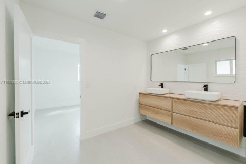 House in Miami, Florida 4 bedrooms, 202.71 sq.m. № 1947975 - photo 25