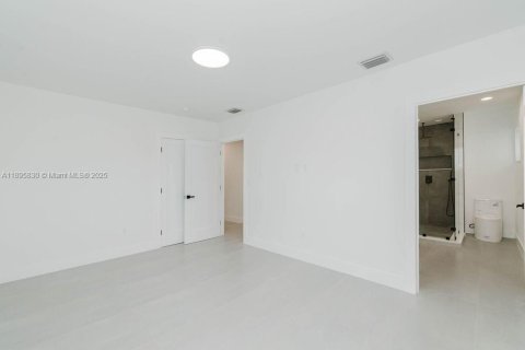 House in Miami, Florida 4 bedrooms, 202.71 sq.m. № 1947975 - photo 23