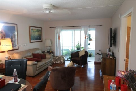 Copropriété à vendre à Lauderdale Lakes, Floride: 2 chambres, 94.85 m2 № 2013320 - photo 2