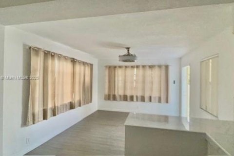 Снять в аренду виллу или дом в Холливуд, Флорида 1 спальня, 55.74м2, № 1965613 - фото 11