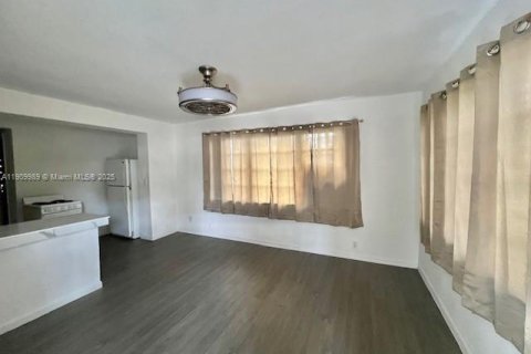 Снять в аренду виллу или дом в Холливуд, Флорида 1 спальня, 55.74м2, № 1965613 - фото 2